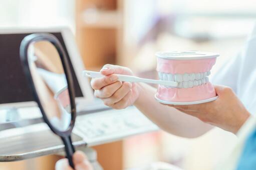 歯磨き指導している衛生士