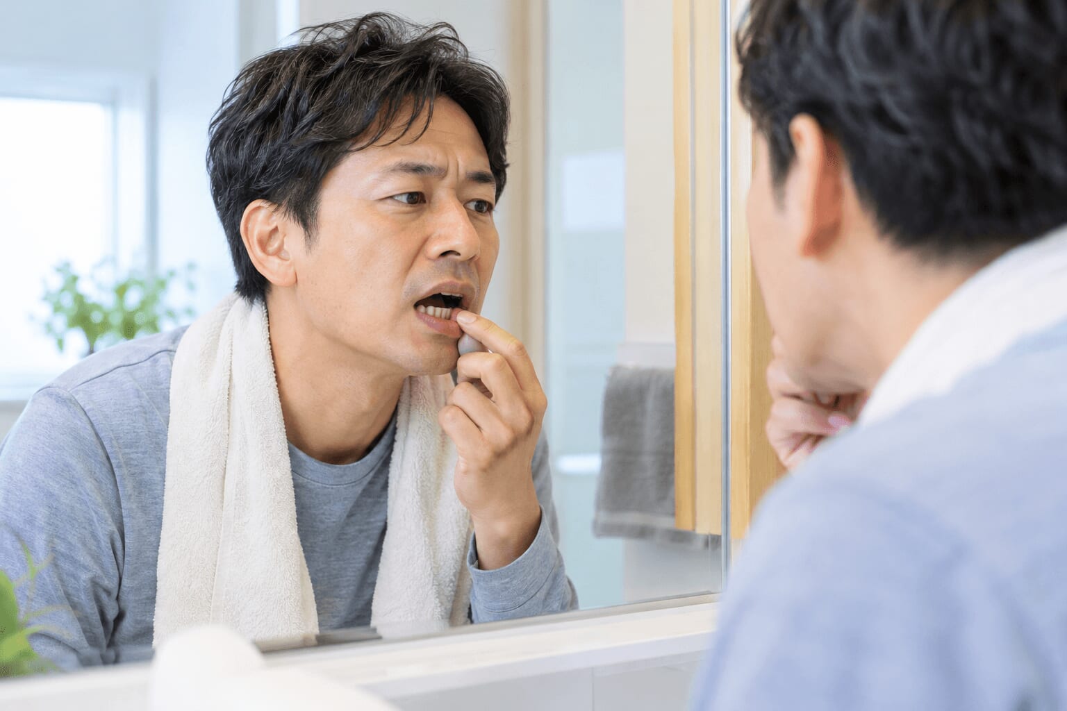 歯がしみる主な原因である知覚過敏や虫歯についてのイメージ