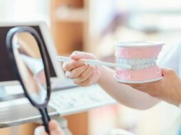 歯磨き指導している衛生士