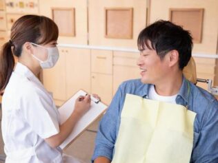 歯科衛生士と男性患者